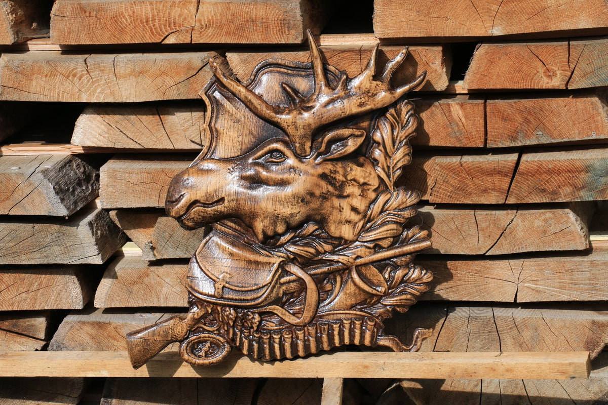 Wild Elegance: Hand-Carved Elk Wall Hanging – A Perfect Gift for the Avid Hunter! Explore the Artistry of the Hunt in Every Detail