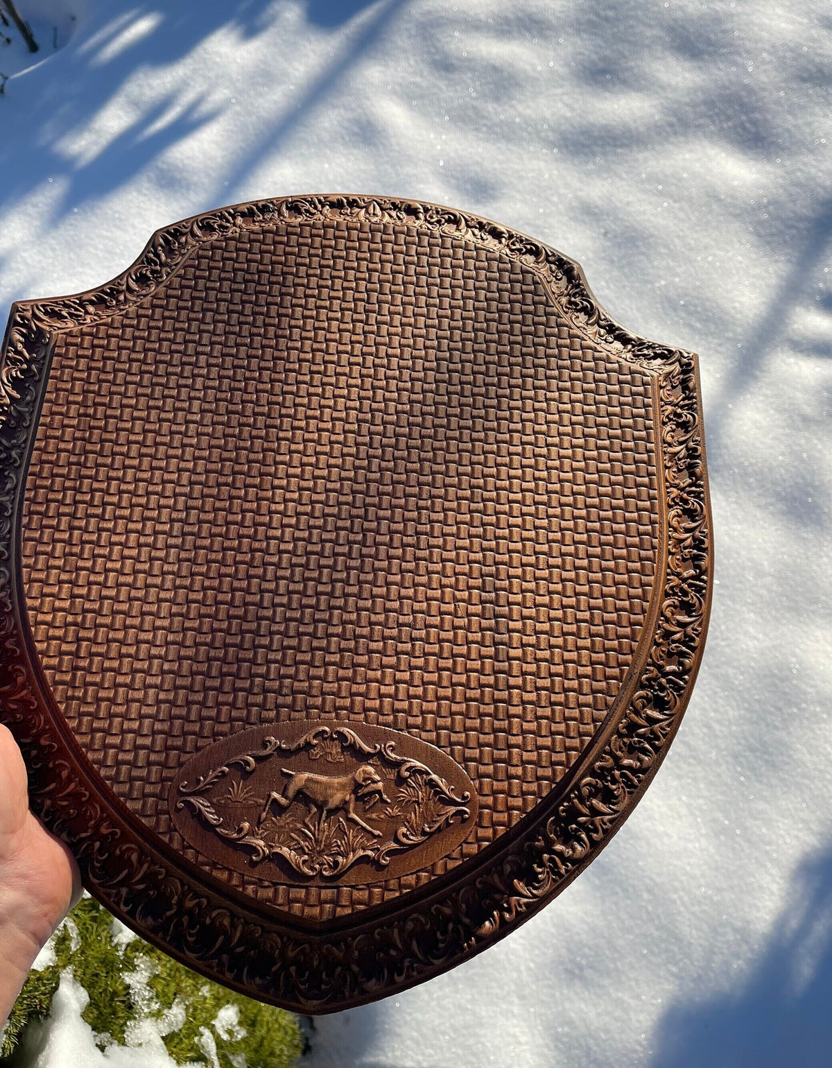 Hunter's Pride Trophy Medallion - Unique Wall Decor for Lodge or Gift, measuring 18x15 inches outside and 10x11 inches inside